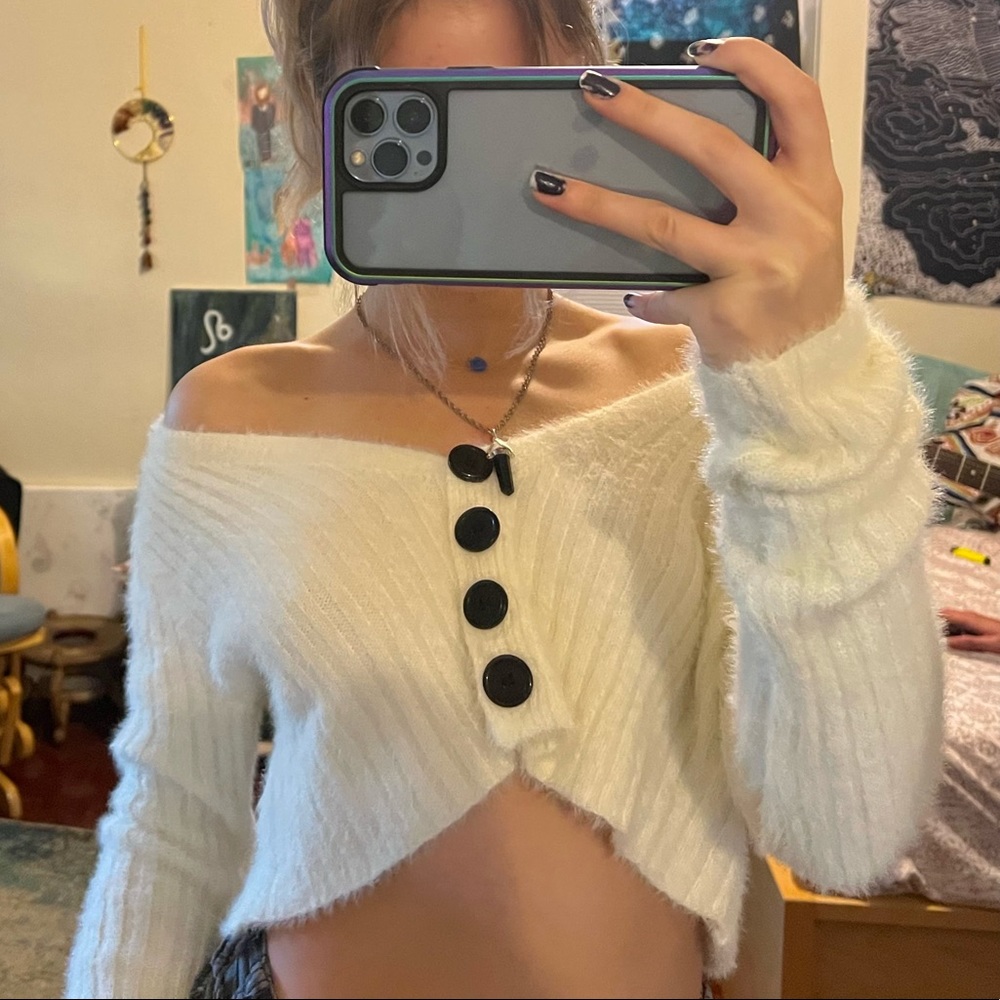 🧿NWT🧿Urban Outfitters fuzzy button up cropped sweater🤍